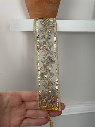 Gargantilla dorada con flores multicolores