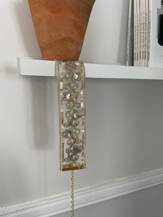 Gargantilla dorada con flores multicolores