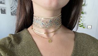 Gargantilla dorada con flores multicolores