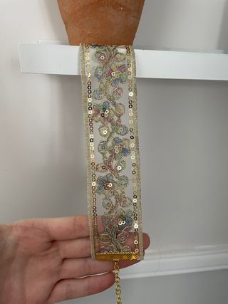 Gargantilla dorada con flores multicolores