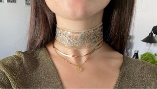 Gargantilla dorada con flores multicolores