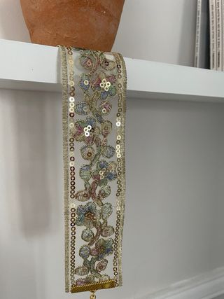 Gargantilla dorada con flores multicolores