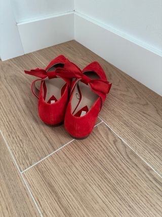 Zapatos de piel rojos con lazo