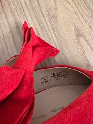 Zapatos de piel rojos con lazo