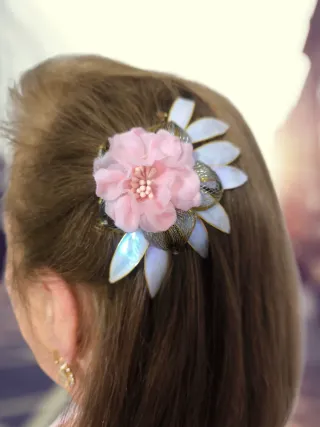 Peina flor rosa, dorado, plata y blanco