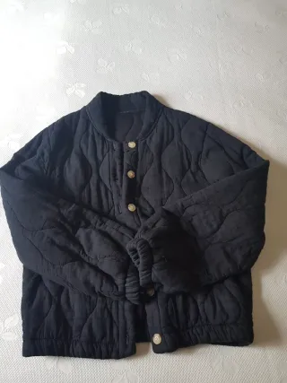 Cazadora acolchada negra