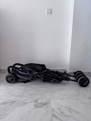 Carrito de bebé negro