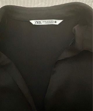 Vestido Zara negro con cinturón cadena