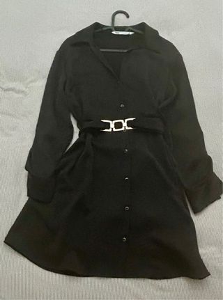 Vestido Zara negro con cinturón cadena