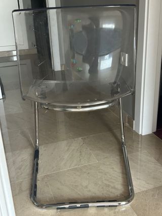 2 Sillas IKEA transparentes y metálicas