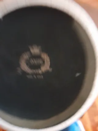 Jarrón de porcelana con decoración dorada