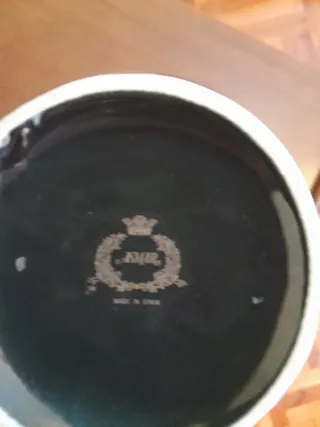 Jarrón de porcelana con decoración dorada