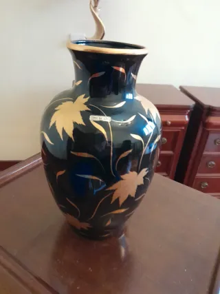 Jarrón de porcelana con decoración dorada