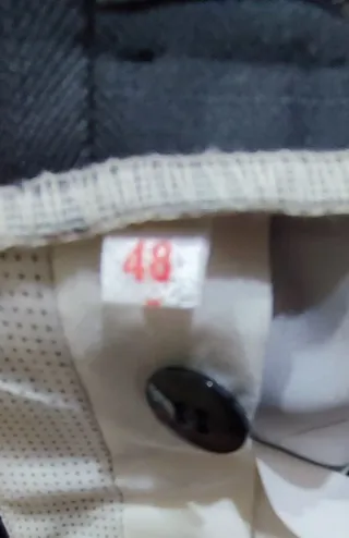 Traje de hombre gris con rayas