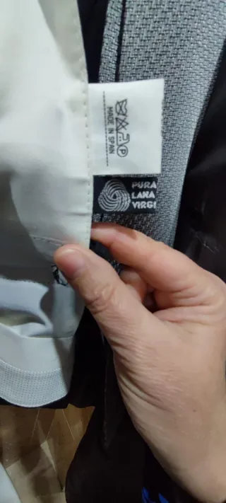 Traje de hombre gris con rayas