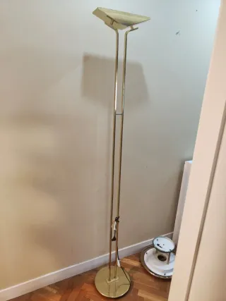 Lámpara de pie dorada para salón