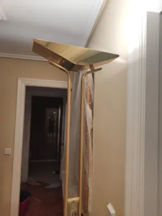 Lámpara de pie dorada para salón