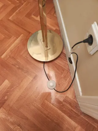 Lámpara de pie dorada para salón