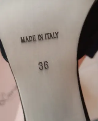 Tacchi neri eleganti con cinturino