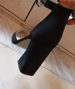 Tacchi neri eleganti con cinturino