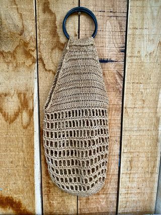 Bolso vintage de crochet con asa de aro de madera