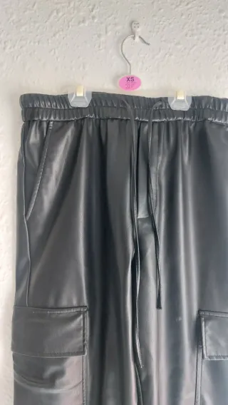 Pantalones efecto piel negros talla XS