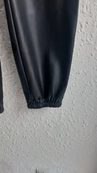 Pantalones efecto piel negros talla XS