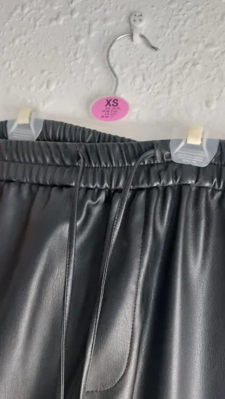 Pantalones efecto piel negros talla XS