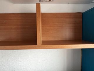 Escritorio con estantería y zapatero