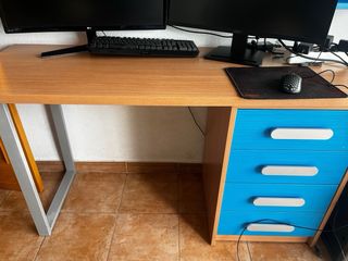 Escritorio con estantería y zapatero