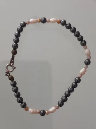 Pulsera perlas blancas y negras