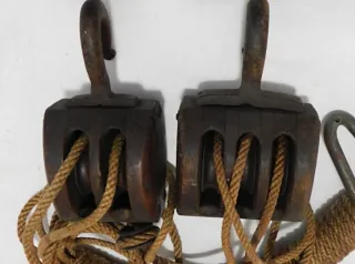 Aparejo náutico antiguo de madera