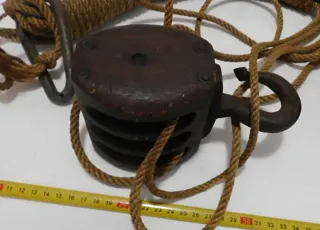 Aparejo náutico antiguo de madera