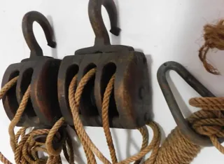 Aparejo náutico antiguo de madera