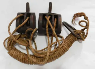 Aparejo náutico antiguo de madera