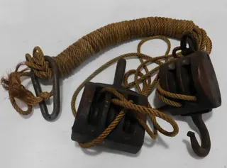 Aparejo náutico antiguo de madera