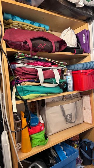 Estantería de madera y mimbre