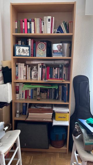 Estantería de madera y mimbre