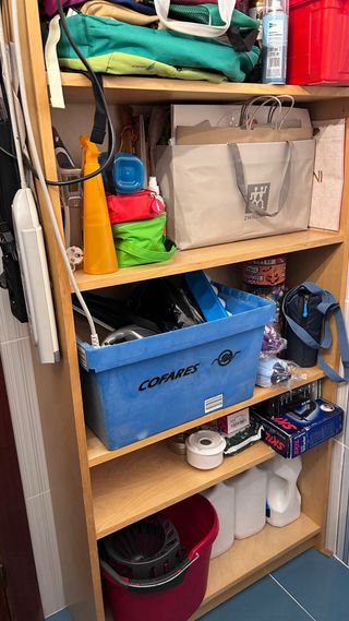 Estantería de madera y mimbre