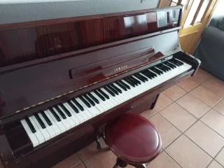 Piano Vertical Yamaha Marrón