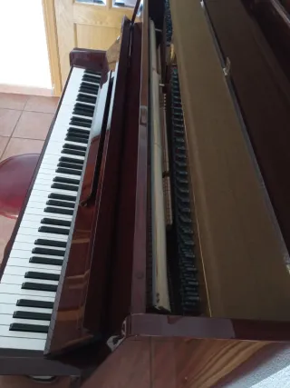 Piano Vertical Yamaha Marrón