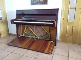Piano Vertical Yamaha Marrón