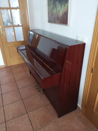 Piano Vertical Yamaha Marrón