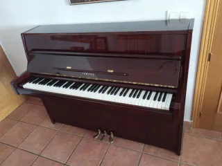 Piano Vertical Yamaha Marrón