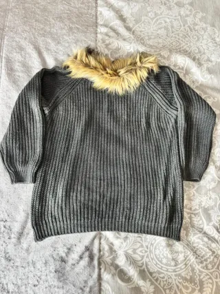 Jersey gris con cuello de pelo