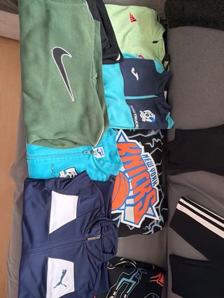 Lote de 11 pantalones y 9 sudaderas o chaquetas