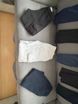 Lote de 11 pantalones y 9 sudaderas o chaquetas