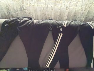 Lote de 11 pantalones y 9 sudaderas o chaquetas