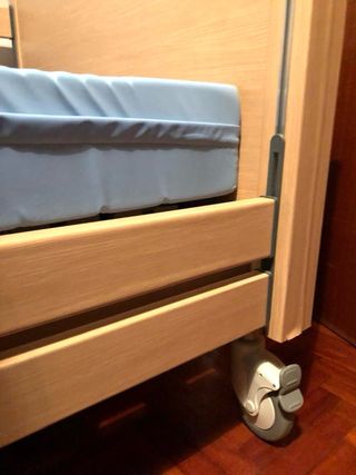 Cama ortopédica de madera y tela