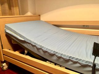Cama ortopédica de madera y tela